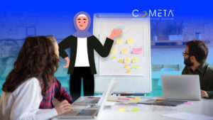 Grupo de profesionales que colaboran durante un taller, con un facilitador con hijab que presenta un diagrama de uso estratégico de recursos en una pizarra llena de notas adhesivas y organigramas.