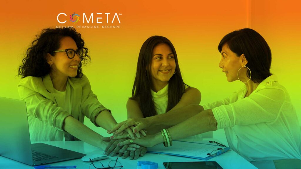Tres mujeres uniendo sus manos sobre una mesa de trabajo, simbolizando colaboración y confianza, con el logo de COMETA al fondo. Imagen que representa el concepto de aprendizaje horizontal en redes y espacios colectivos.