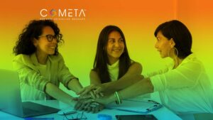 Tres mujeres uniendo sus manos sobre una mesa de trabajo, simbolizando colaboración y confianza, con el logo de COMETA al fondo. Imagen que representa el concepto de aprendizaje horizontal en redes y espacios colectivos.